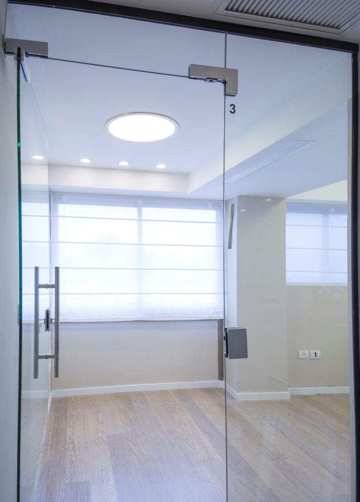 שיפוץ משרד רהיטי השלושה