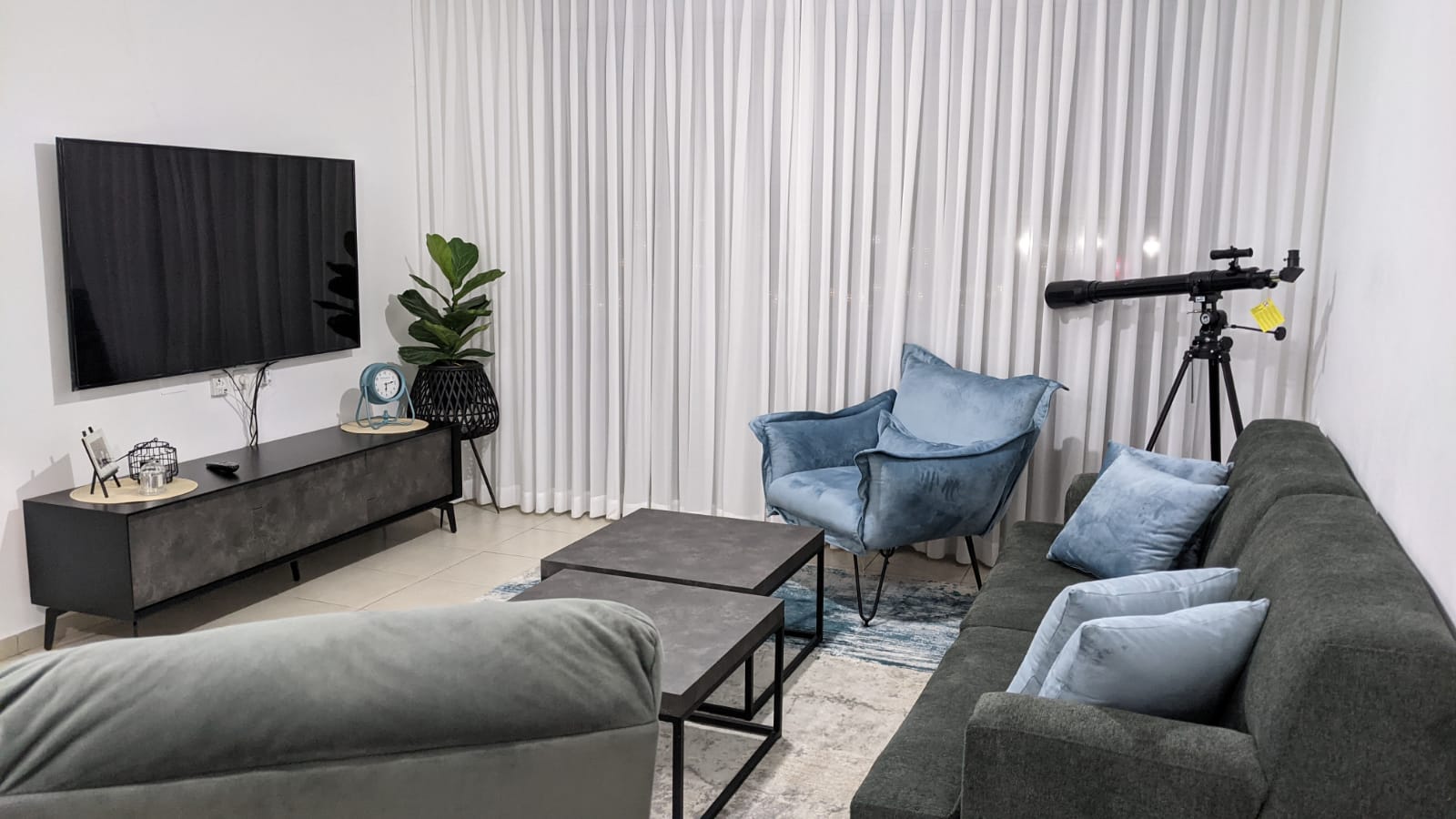 צילום מעבודה של אדם אביב