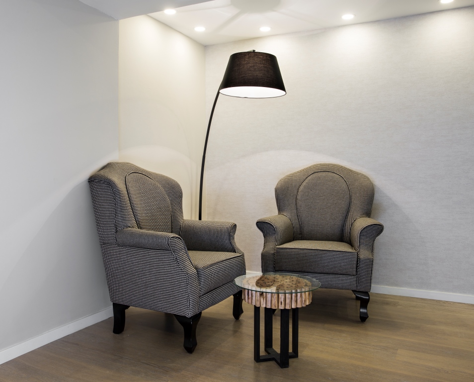 שיפוץ משרד רהיטי השלושה