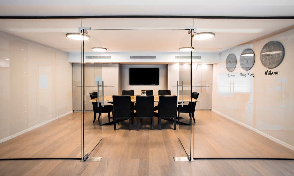 שיפוץ משרד רהיטי השלושה