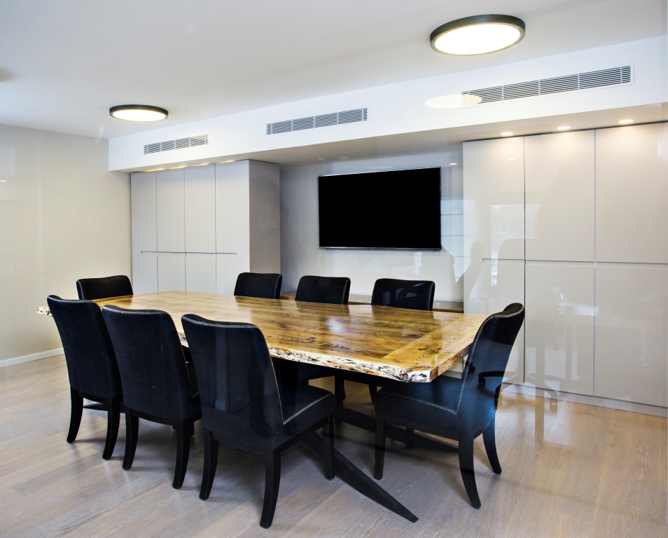 שיפוץ משרד רהיטי השלושה