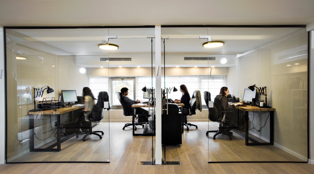 שיפוץ משרד רהיטי השלושה