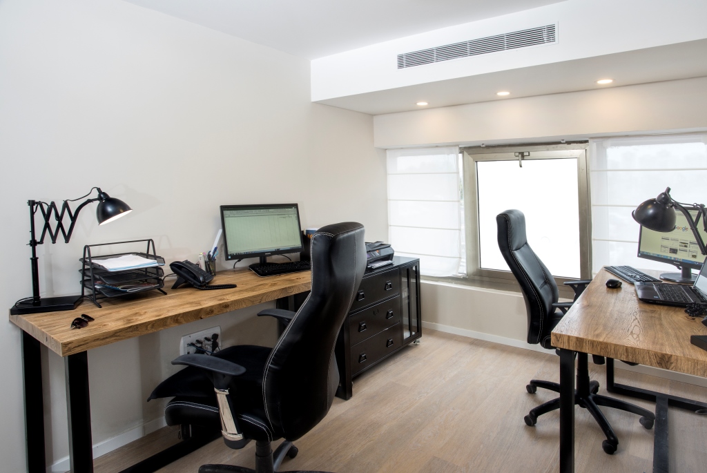 שיפוץ משרד רהיטי השלושה