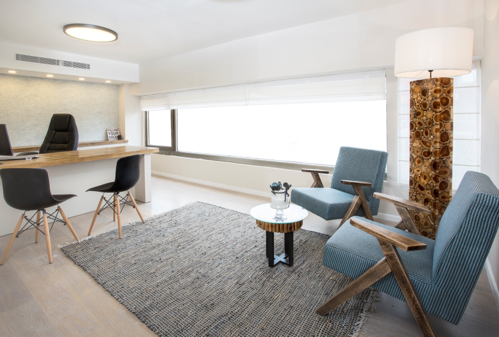 שיפוץ משרד רהיטי השלושה