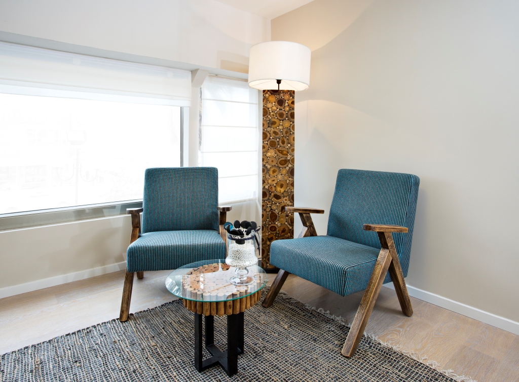 שיפוץ משרד רהיטי השלושה