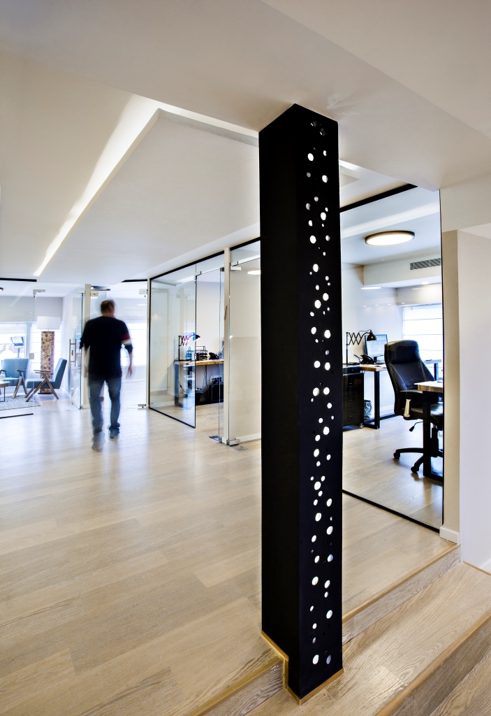 שיפוץ משרד רהיטי השלושה