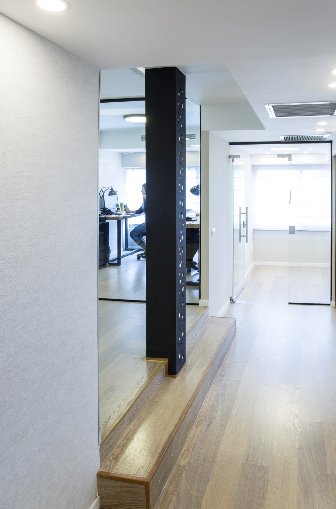 שיפוץ משרד רהיטי השלושה