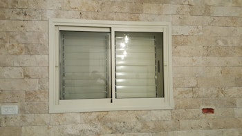 מגוון חלונות אלומיניום