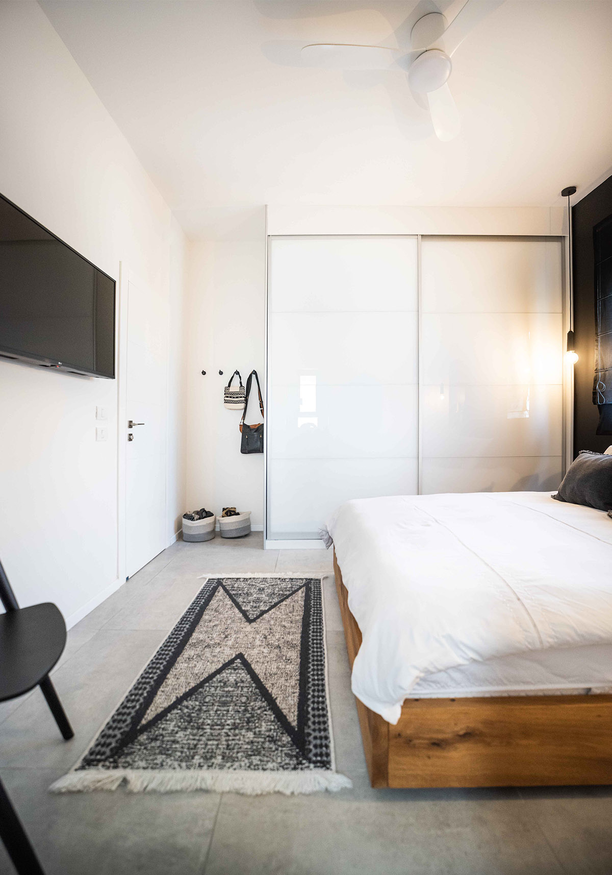 עיצוב דירת קבלן עם שחור