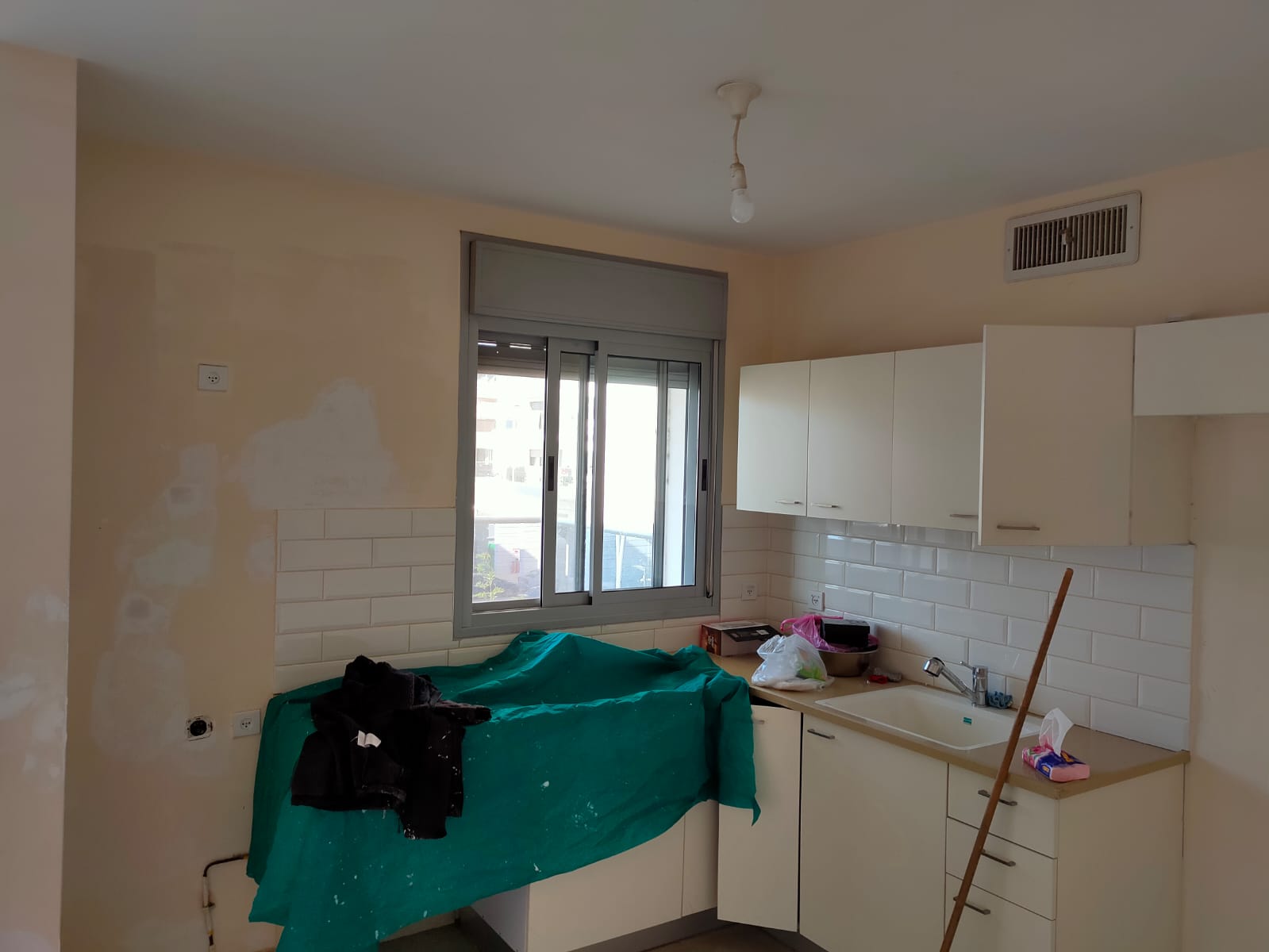 לפני ואחרי תיקונים וצבע בדירה