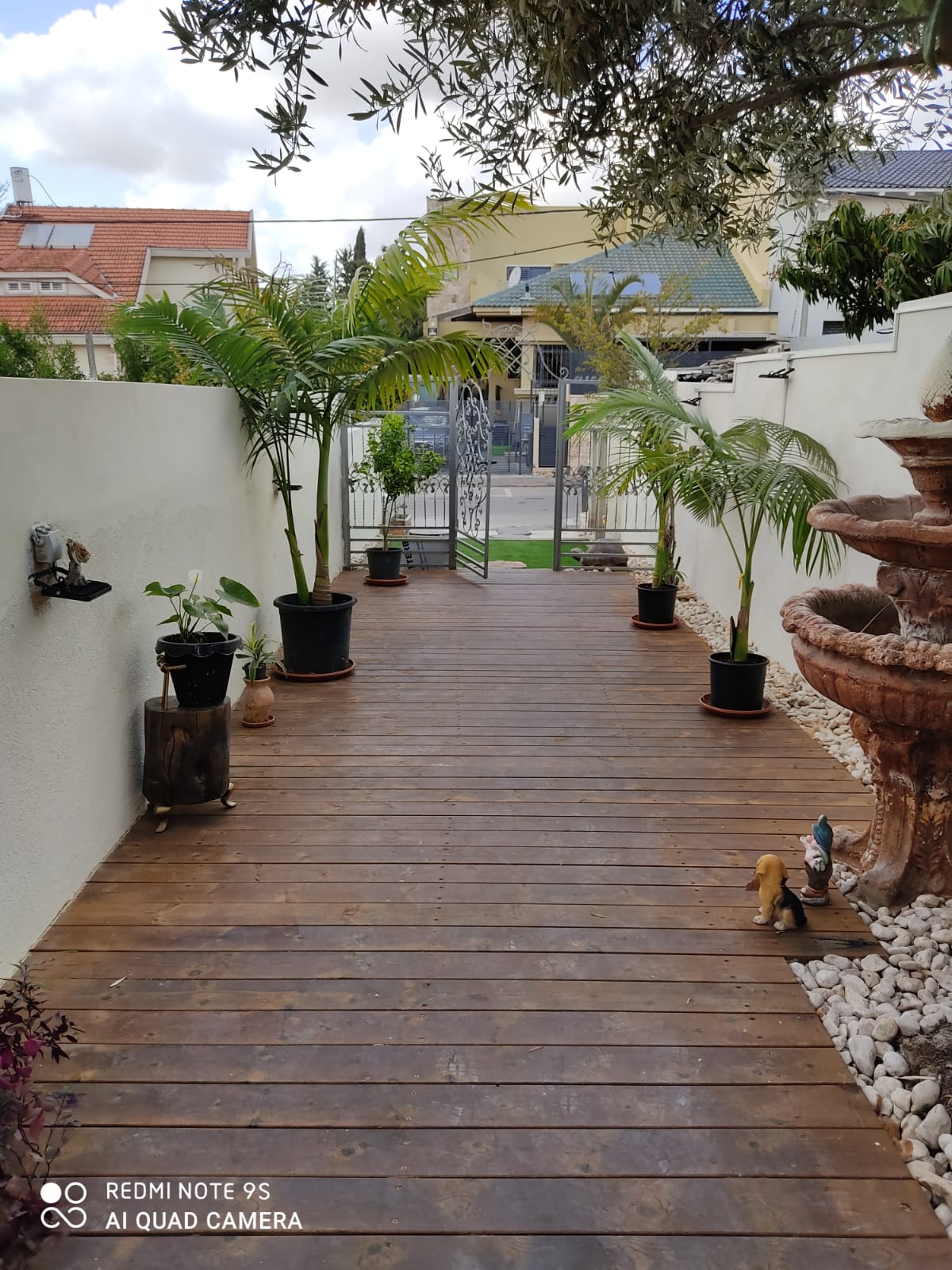 בניית חומה + טייח שחור +שליטה לבנה + דק + בניית שער