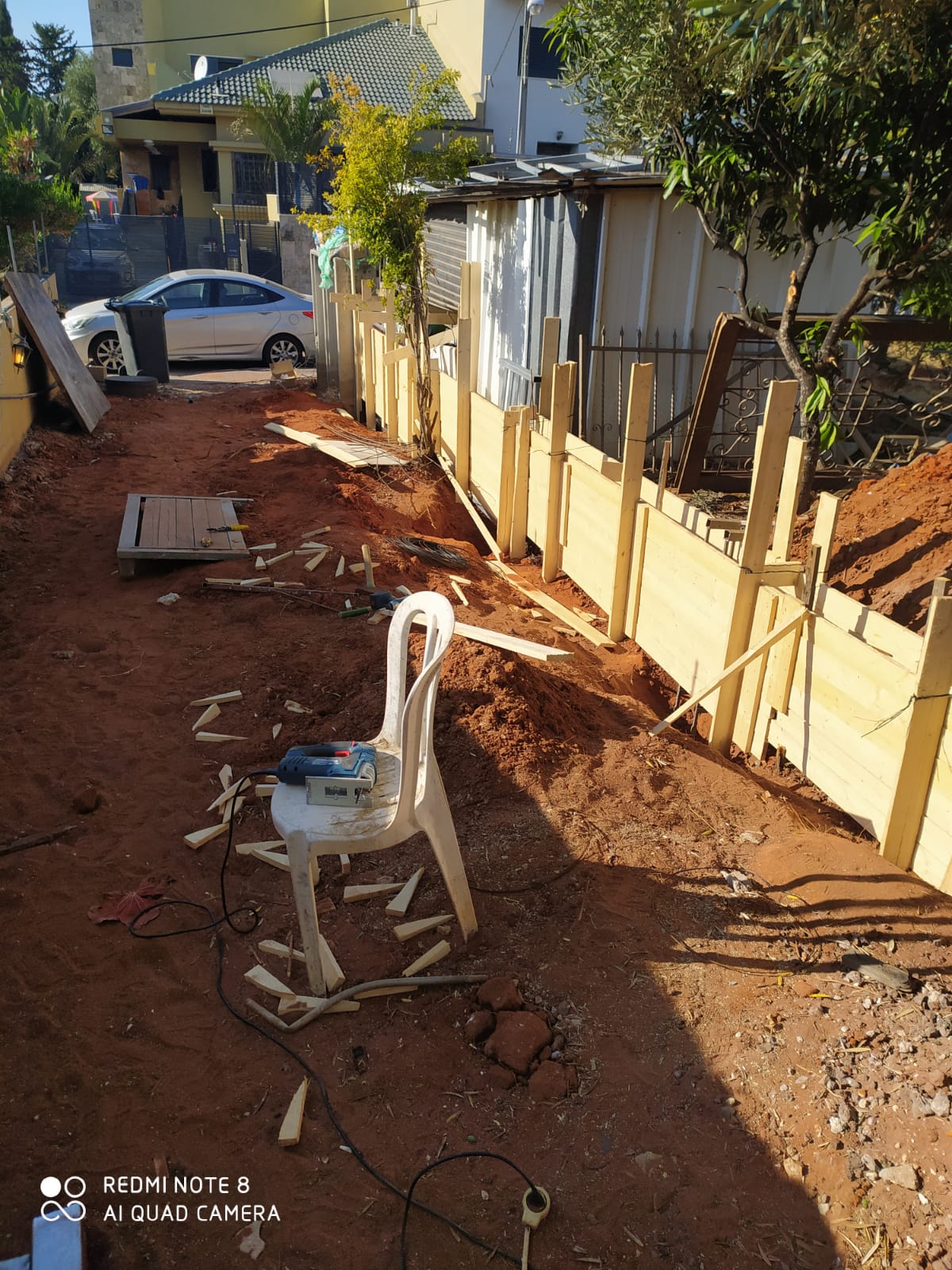 בניית חומה + טייח שחור +שליטה לבנה + דק + בניית שער