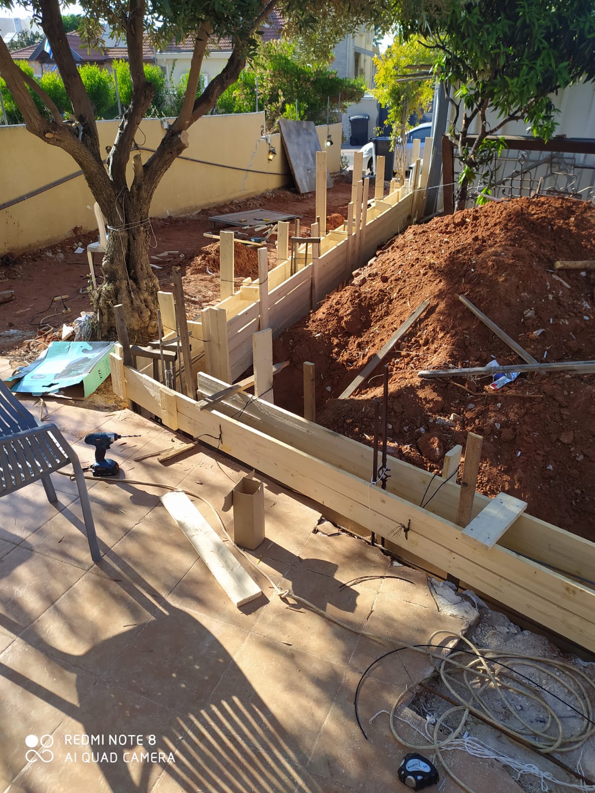 בניית חומה + טייח שחור +שליטה לבנה + דק + בניית שער