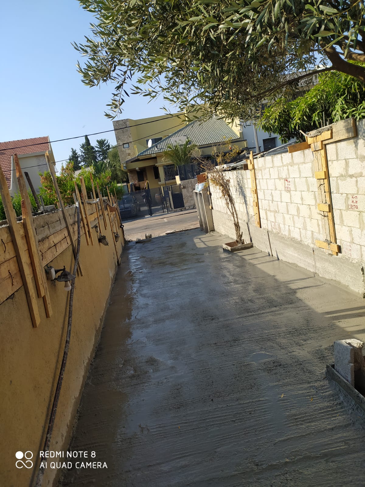 בניית חומה + טייח שחור +שליטה לבנה + דק + בניית שער