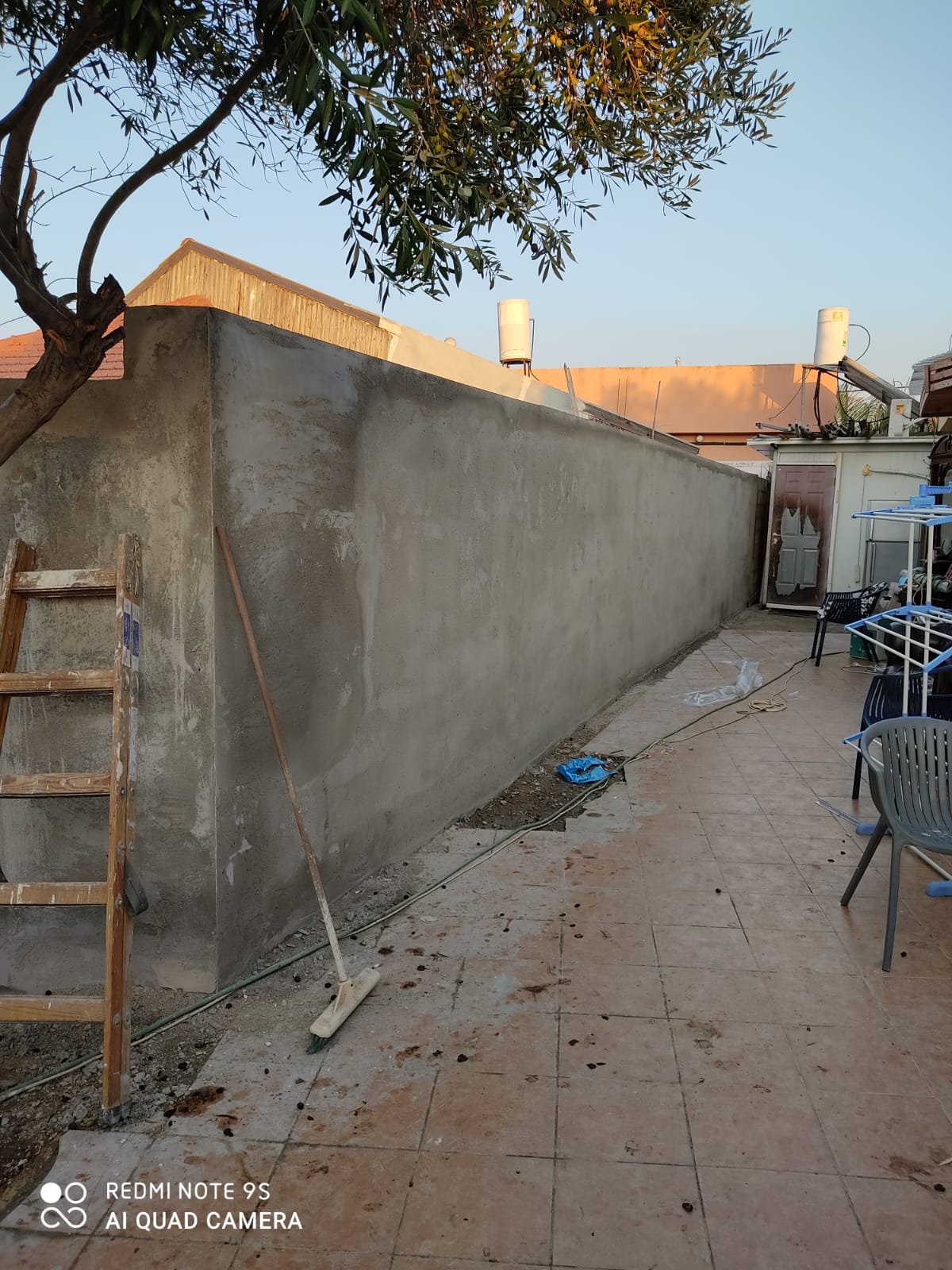 בניית חומה + טייח שחור +שליטה לבנה + דק + בניית שער