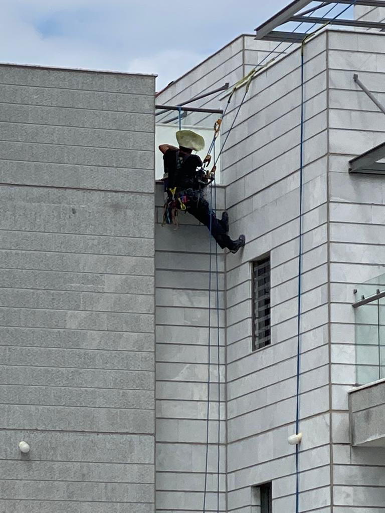 עבודות איטום בקירות חיצוניים