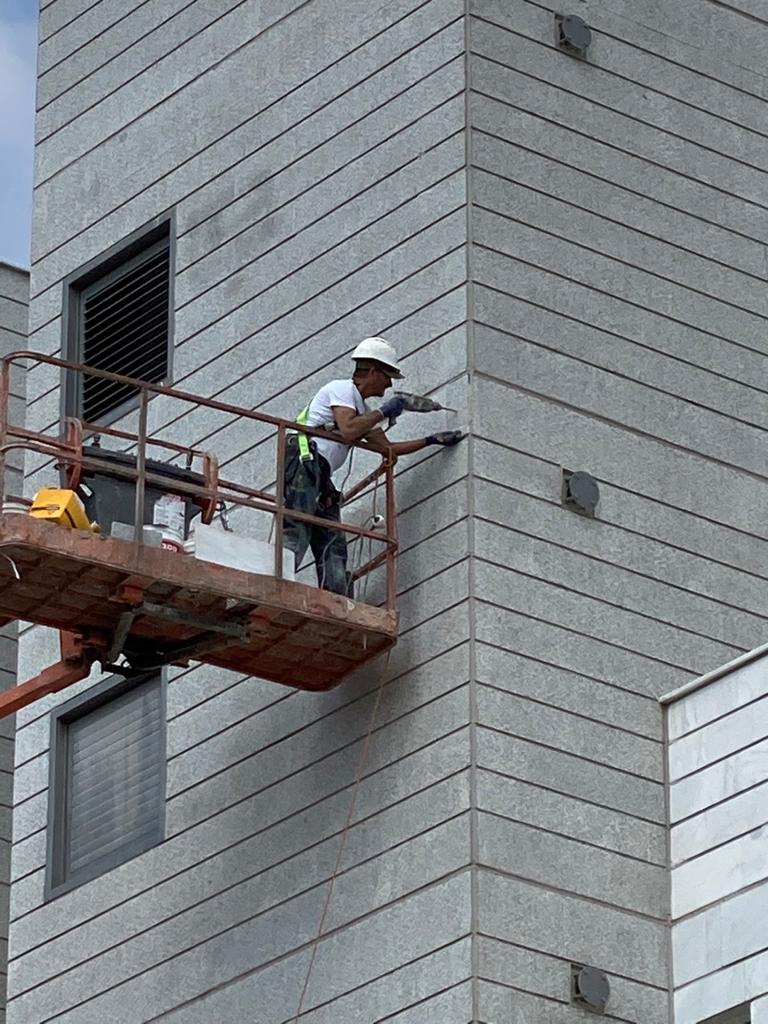 עבודות איטום בקירות חיצוניים