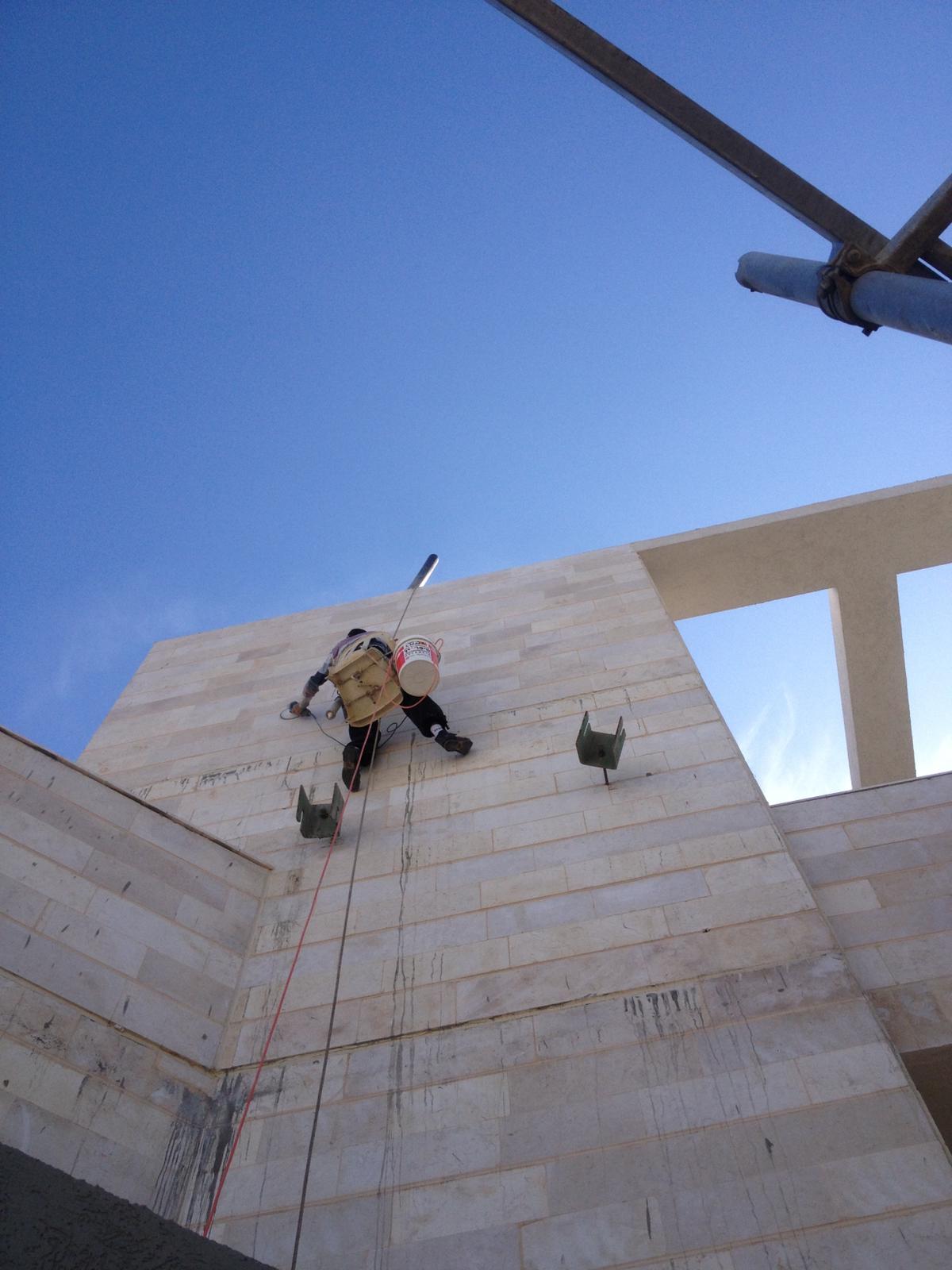 עבודות איטום בקירות חיצוניים