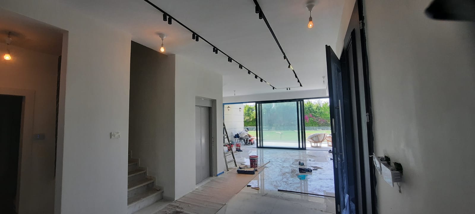 עבודות קרניזים ,שירנים דקורטיבים, בעיצוב אדריכלי  בוילה בפתח תקוה