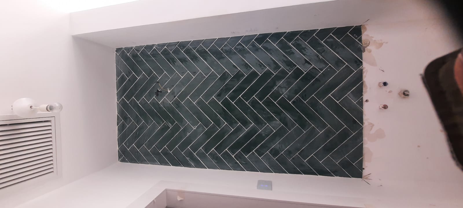 הדבקת אריחים בצורת פישבון