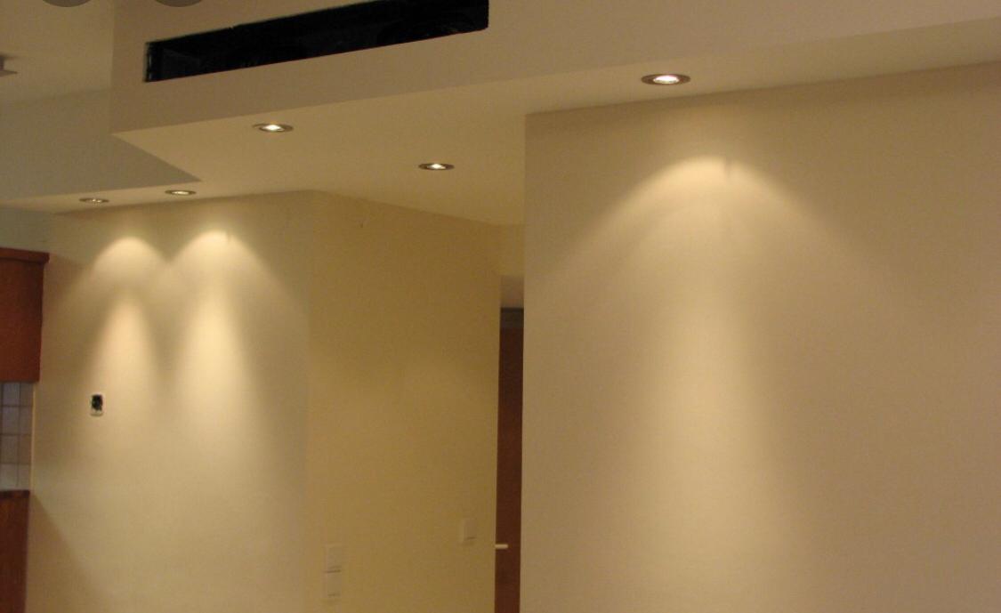 התקנת גופי תאורה וקרניזים