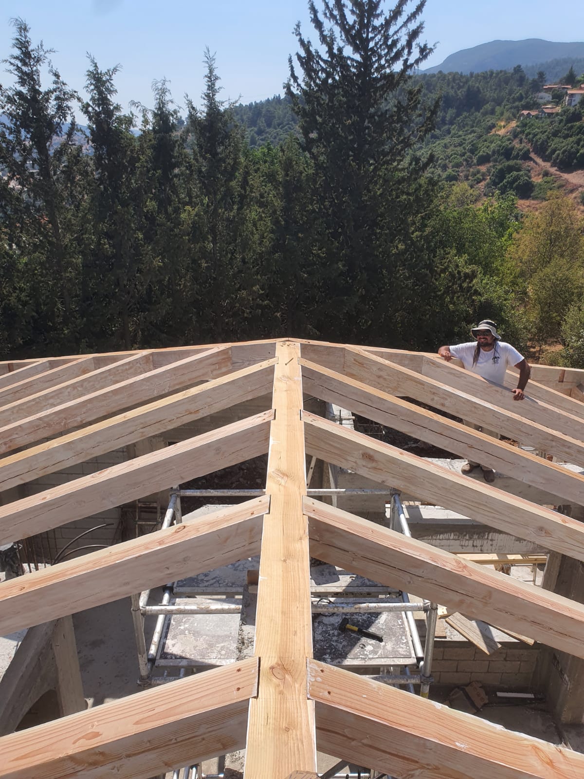 תכנון וביצוע גג חשוף במושב אמירים