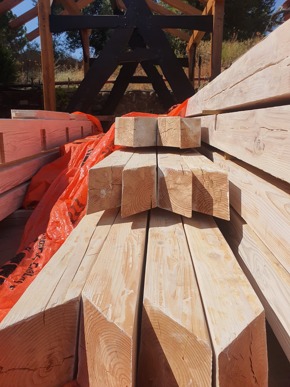 תכנון וביצוע גג חשוף במושב אמירים