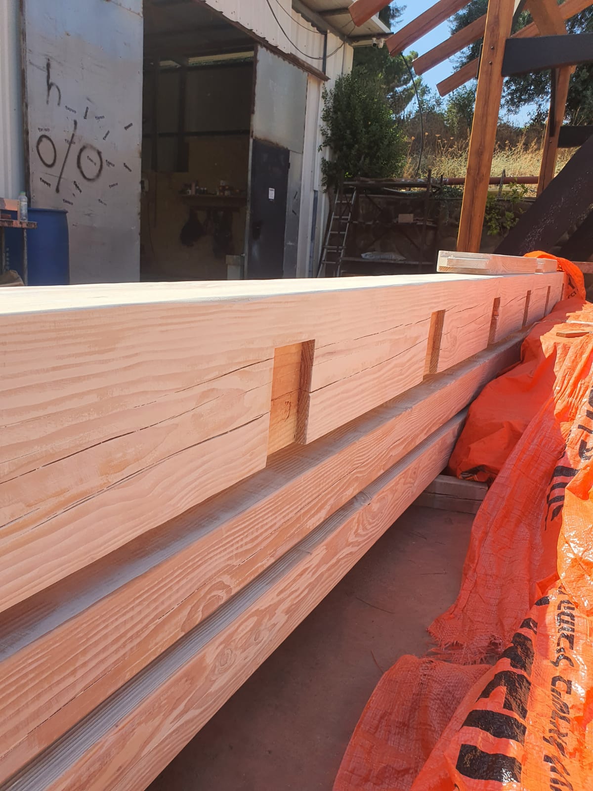 תכנון וביצוע גג חשוף במושב אמירים