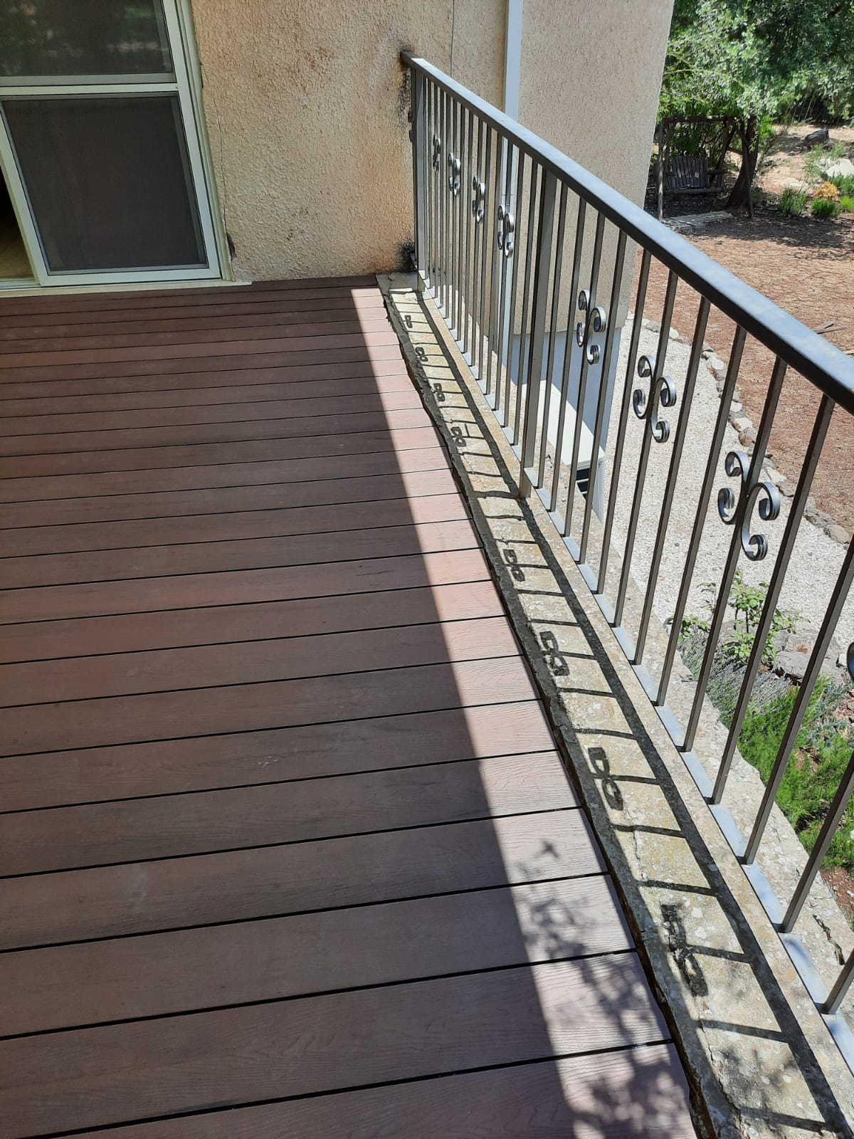 התקנת דק סינטטי