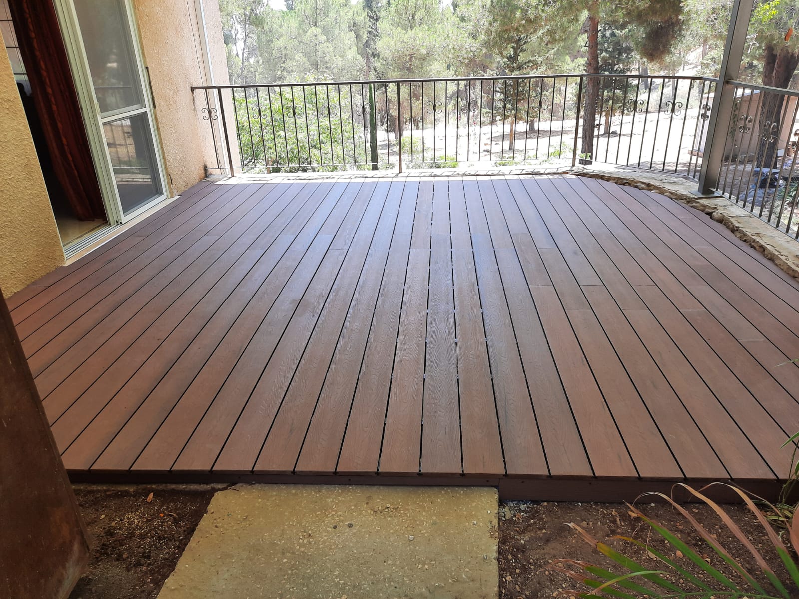 התקנת דק סינטטי