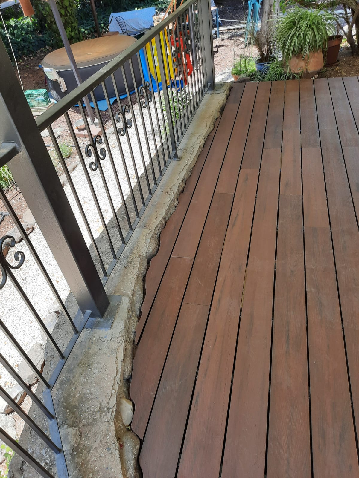 התקנת דק סינטטי