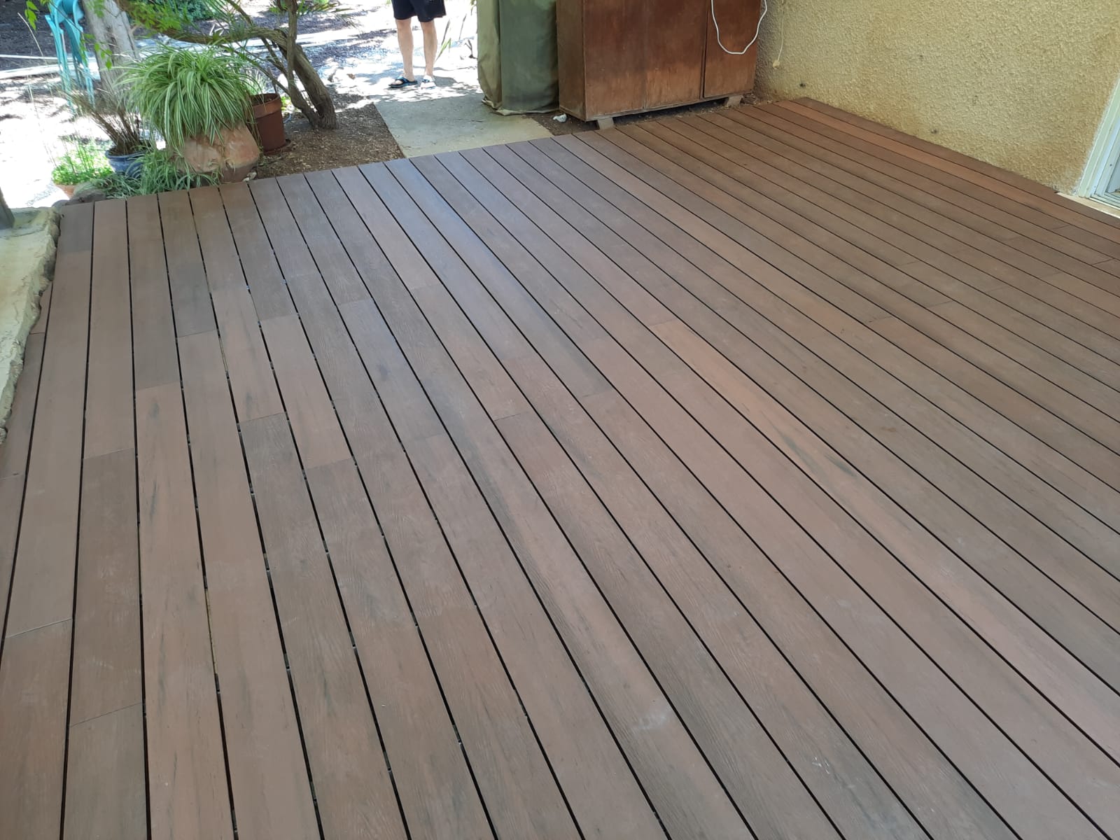 התקנת דק סינטטי