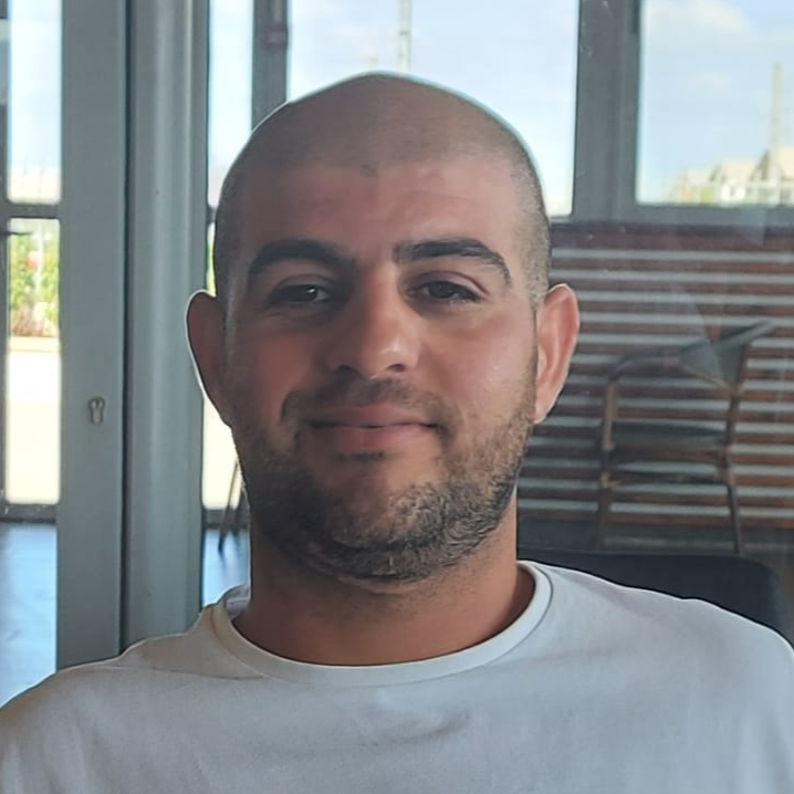 איימן טהא - קבלן בטון , תמונת פנים