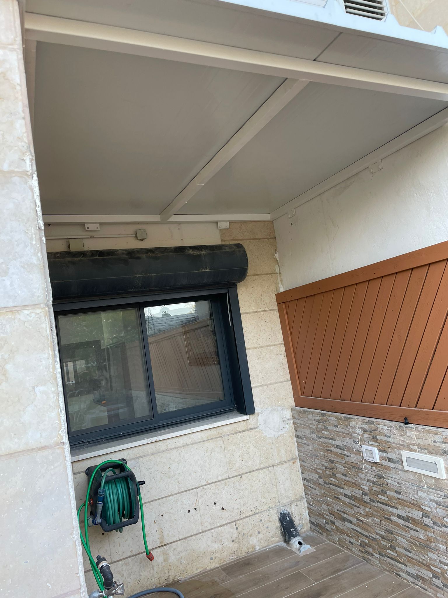 סגירת מסתור כביסה עם פנל מבודד