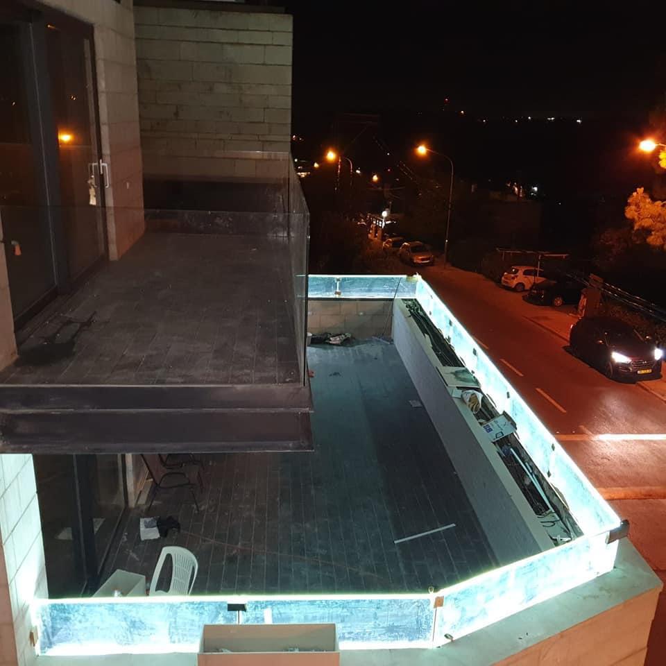 מעקות זכוכית