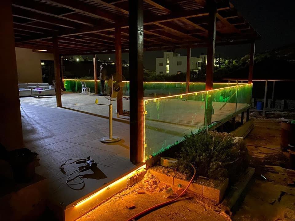 מעקות זכוכית