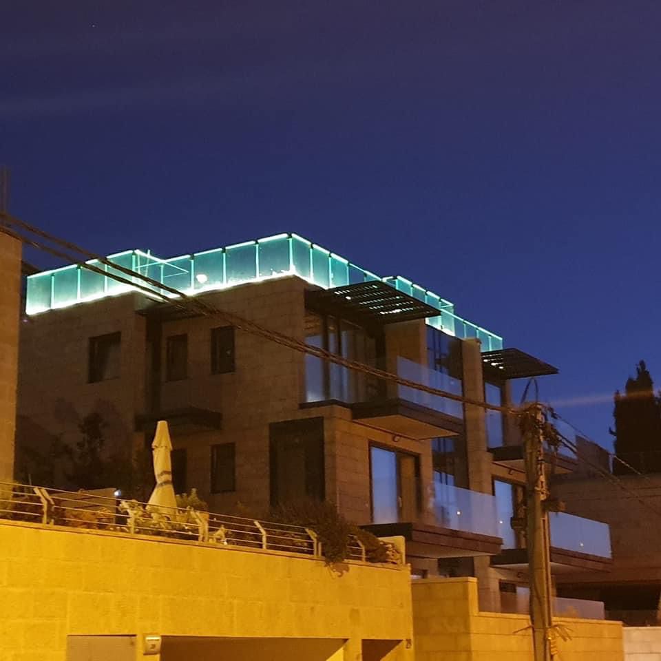 מעקות זכוכית