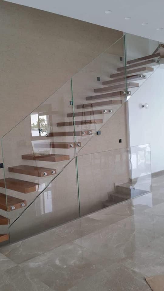 מעקות זכוכית