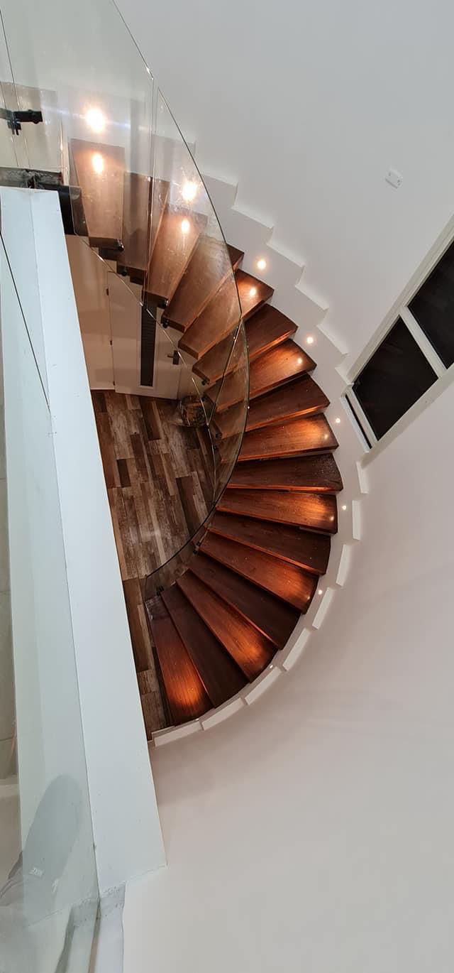 מעקות זכוכית