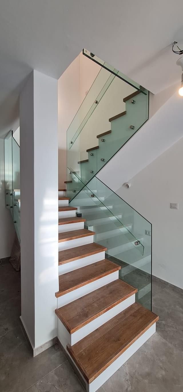 מעקות זכוכית