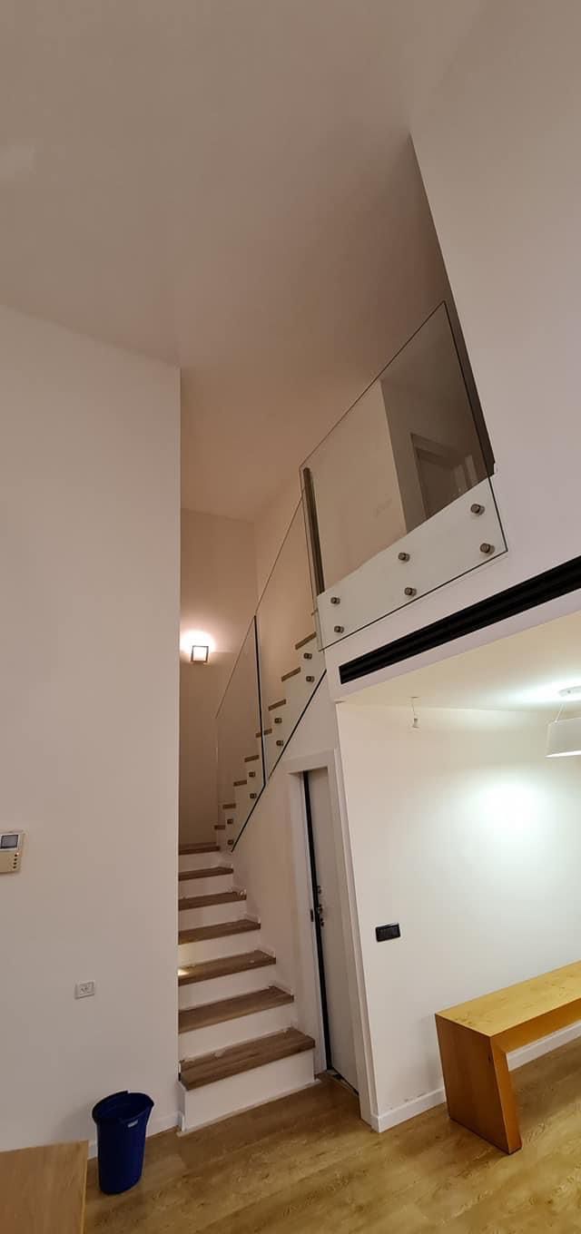 מעקות זכוכית