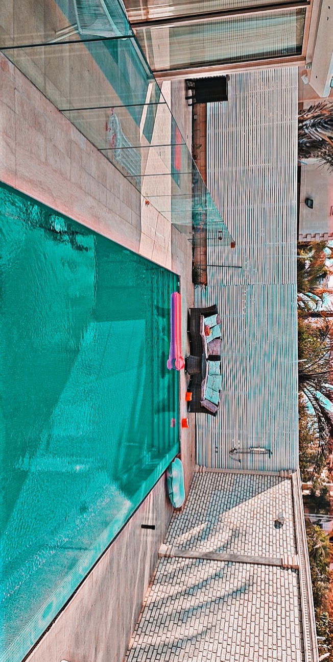 מעקות זכוכית לבריכה