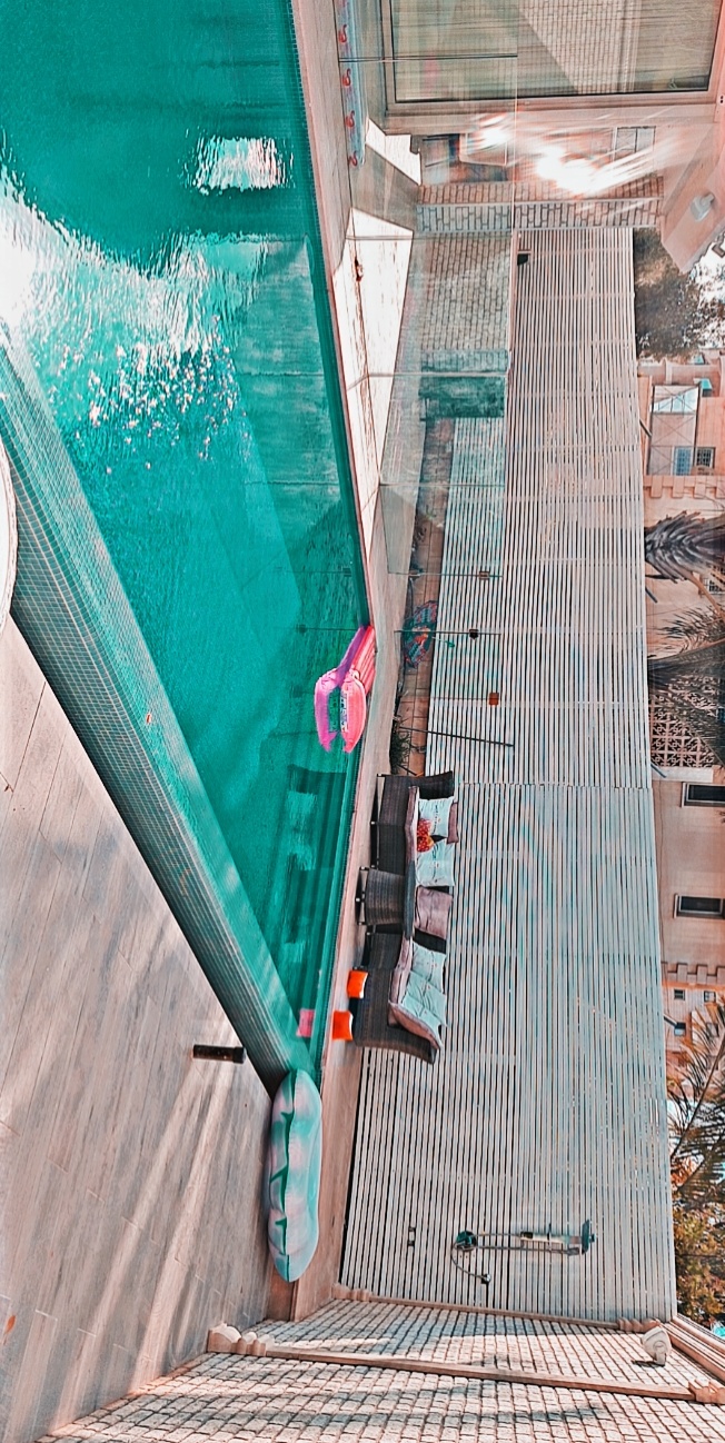 מעקות זכוכית לבריכה