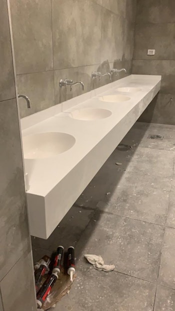 שיש לשירותים ציבוריים