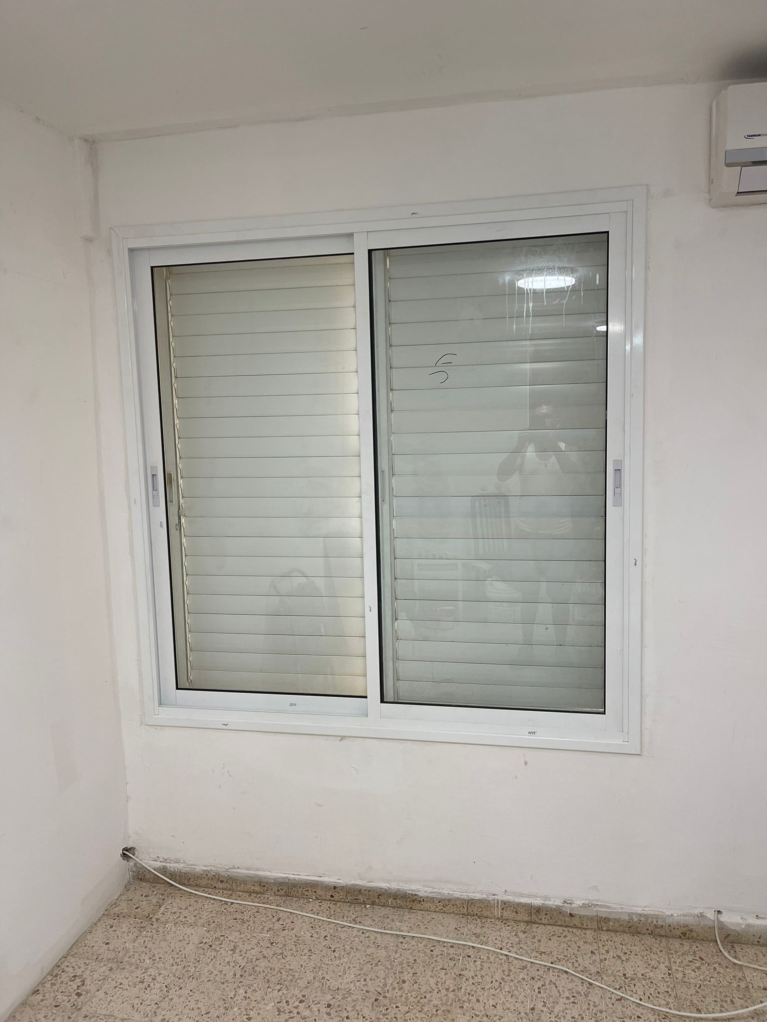 מגוון חלונות אלומיניום