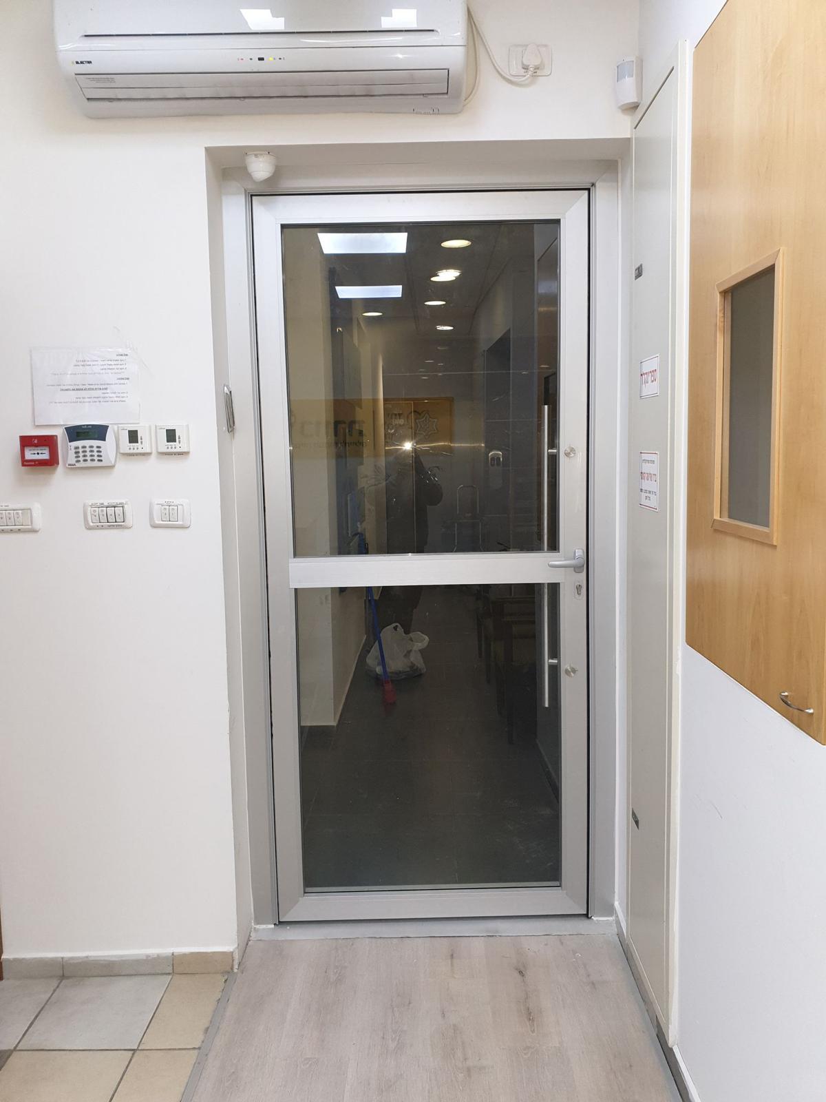 דלתות אלומיניום בשילוב זכוכית