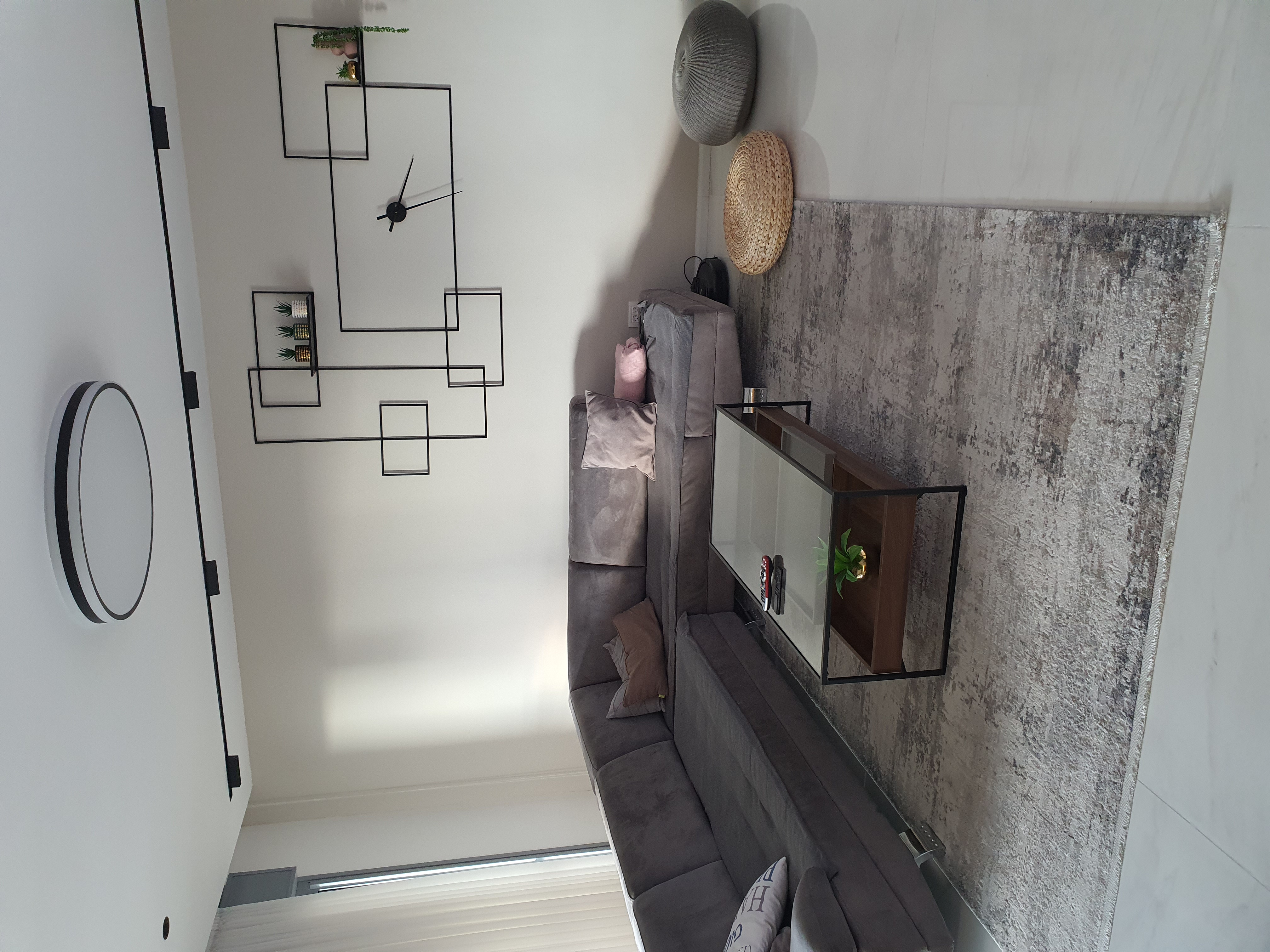 חלל ציבורי וקיר טלוויזיה דירה ברמת גן