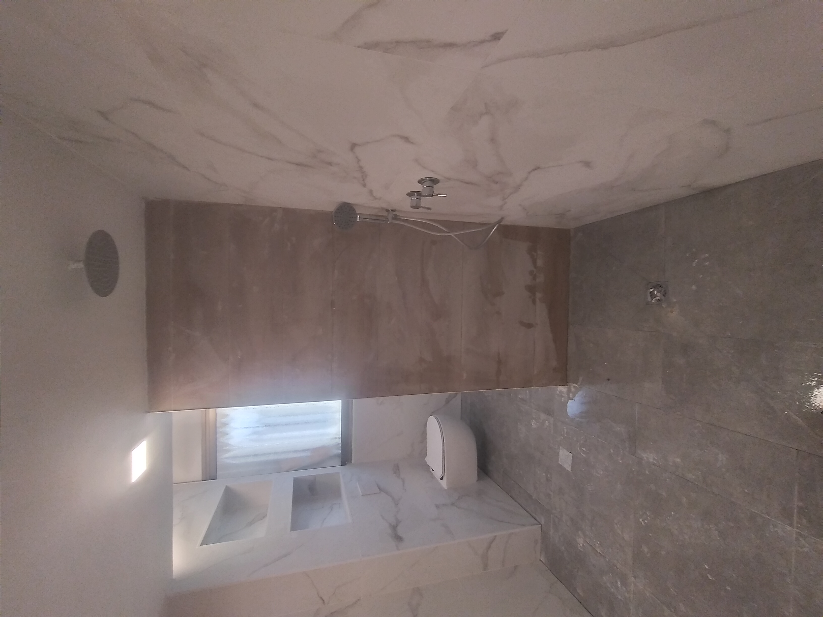 שיפוץ כללי למקלחת+ יציקת בטון וריצוף חוץ +חשמל ושליכט צבעוני לקיר חוץ