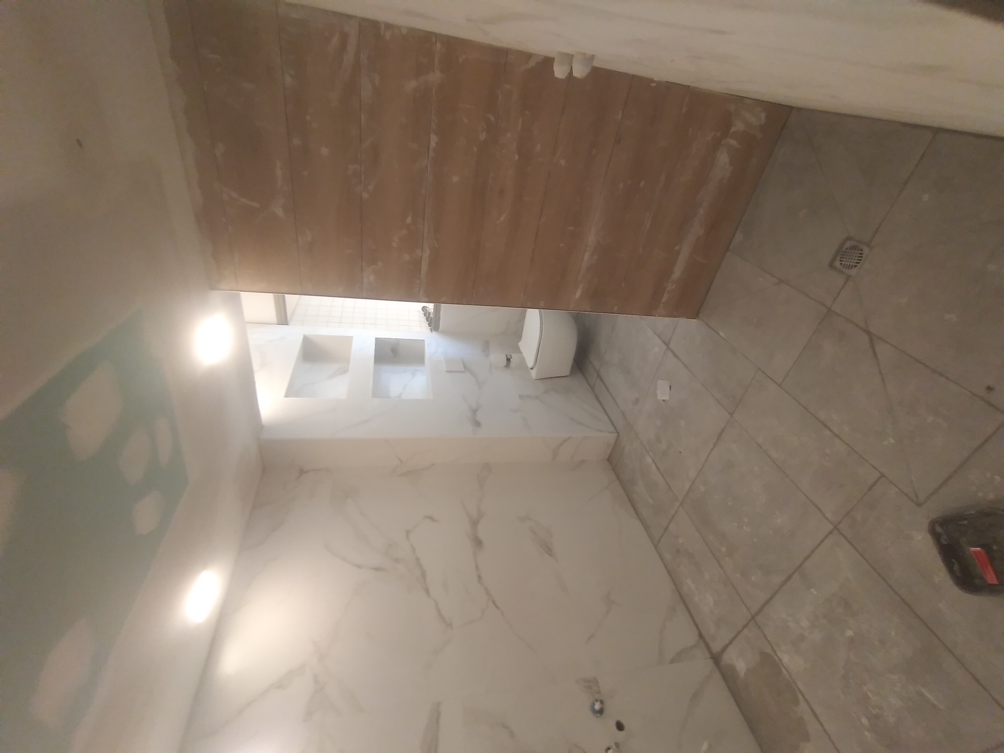 שיפוץ כללי למקלחת+ יציקת בטון וריצוף חוץ +חשמל ושליכט צבעוני לקיר חוץ