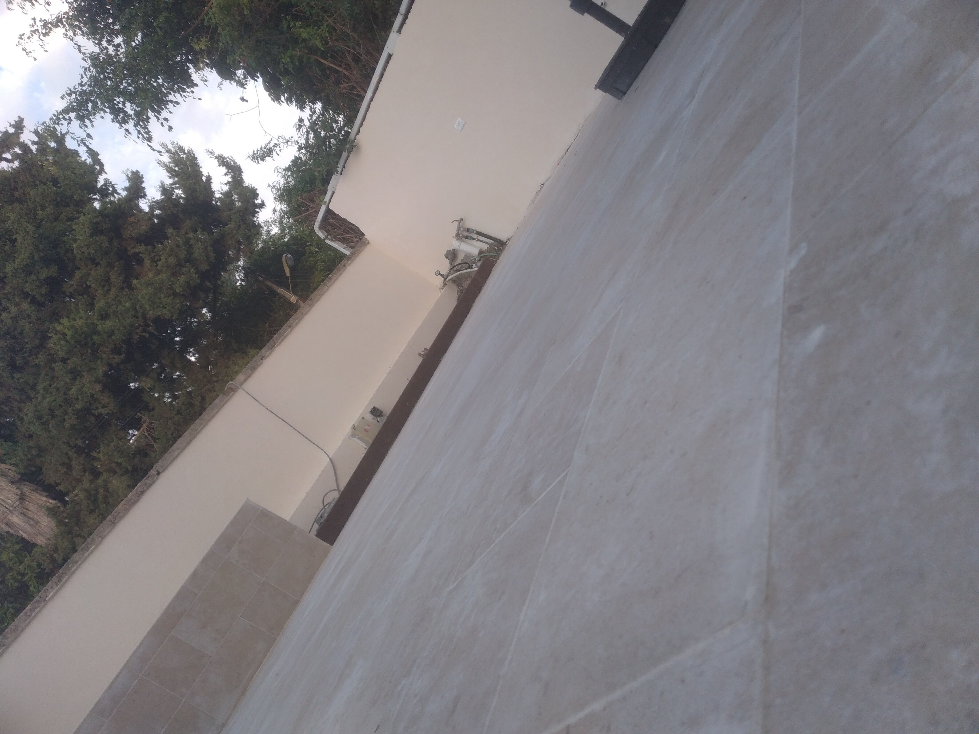 שיפוץ כללי למקלחת+ יציקת בטון וריצוף חוץ +חשמל ושליכט צבעוני לקיר חוץ